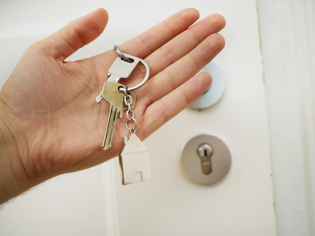 image showing property manager holding keys of a rental property in perth